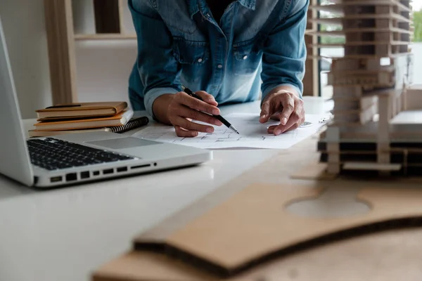 Arkitekt Ingenjör Design Arbetar Med Planeringskoncept För Ritningar Konstruktionskoncept — Stockfoto