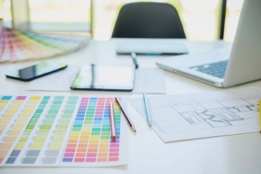 Grafik tasarım ve renk renk örnekleri ve bir masa üzerine kalem. Architectu