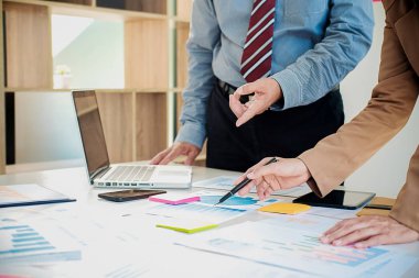 Dizüstü bilgisayar ve masasının üzerindeki belgeler ofisinde çalışan iş