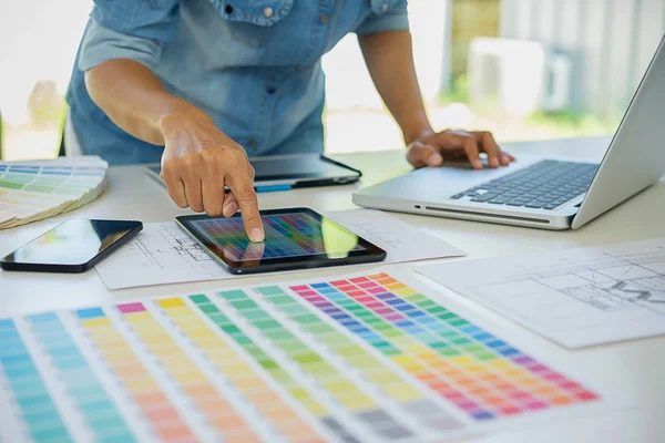 Grafisch ontwerp en kleur stalen en pennen op een bureau. Architectu — Stockfoto