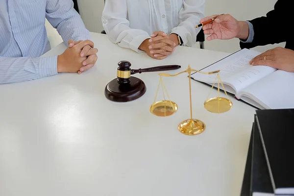 Martelo de juiz com advogados da Justiça que têm reunião de equipe no abeto de lei — Fotografia de Stock