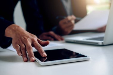 Dizüstü bilgisayar, akıllı telefon ve belgeleri ofisinde çalışan iş