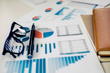 Ofis resepsiyon masası bilgisayar, analiz grafik, hesap makinesi ile ve 