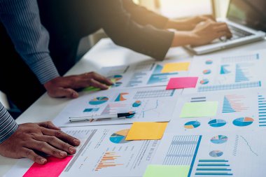 Dizüstü bilgisayar, akıllı telefon ve belgeleri ofisinde çalışan iş