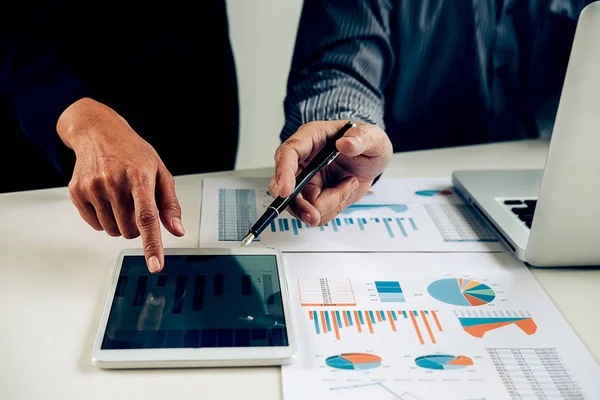 Affari che lavorano in ufficio con laptop, smartphone e documenti — Foto Stock