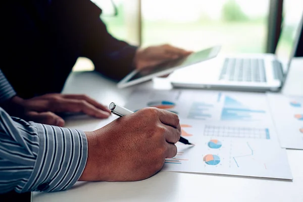 Arbeit im Büro mit Laptop, Smartphone und Dokumenten — Stockfoto