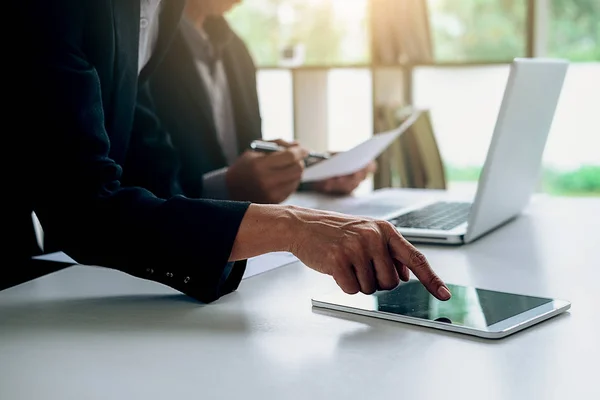 Business werken op kantoor met een laptop, smartphone en documenten — Stockfoto