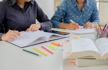 Eğitim kavramı. Öğrencilerin eğitim ve kampüs co beyin fırtınası