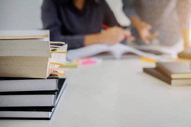 Eğitim kavramı. Belge kitaplığını öğrenme sırasında dağınık Danışma