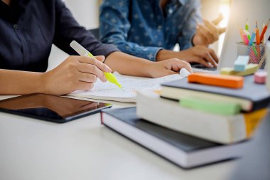 Eğitim kavramı. Öğrencilerin eğitim ve kampüs co beyin fırtınası