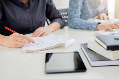 Eğitim kavramı. Öğrencilerin eğitim ve kampüs co beyin fırtınası