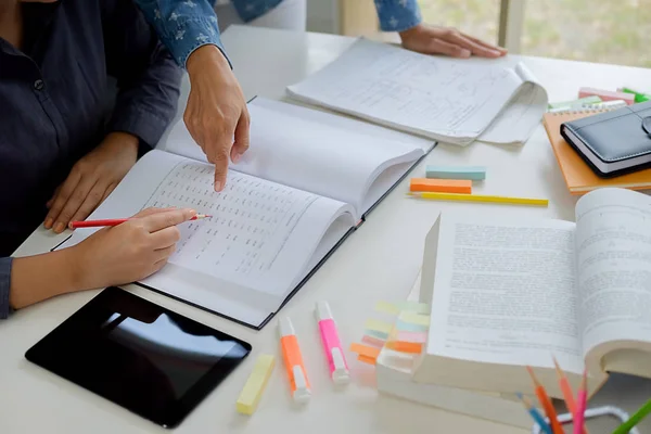 Concepto educativo. Estudiantes que estudian y lluvia de ideas campus co — Foto de Stock