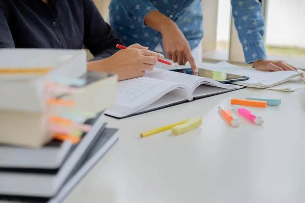 Conceito de educação. Mesa em uma bagunça durante a aprendizagem na biblioteca — Fotografia de Stock