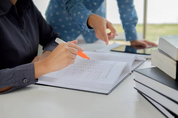 Concepto educativo. Estudiantes que estudian y lluvia de ideas campus co — Foto de Stock