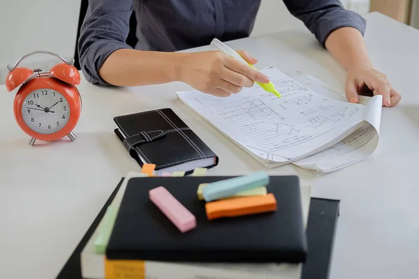 Bildungskonzept. Studenten studieren und Brainstorming Campus co — Stockfoto