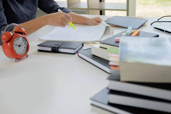 Concepto educativo. Estudiantes que estudian y lluvia de ideas campus co —  Fotos de Stock