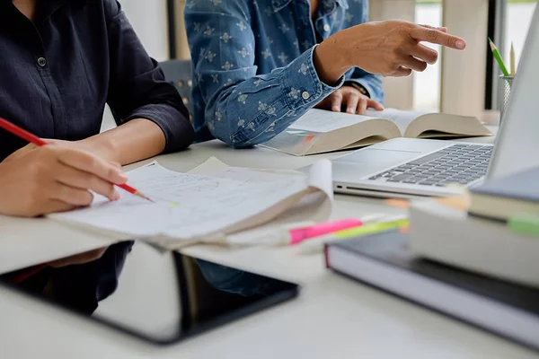 Koncepce vzdělávání. Studenti studují a brainstorming areálu co — Stock fotografie