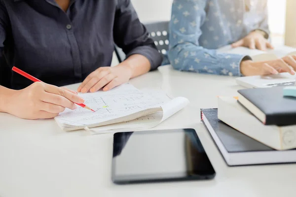 Concepto educativo. Estudiantes que estudian y lluvia de ideas campus co — Foto de Stock