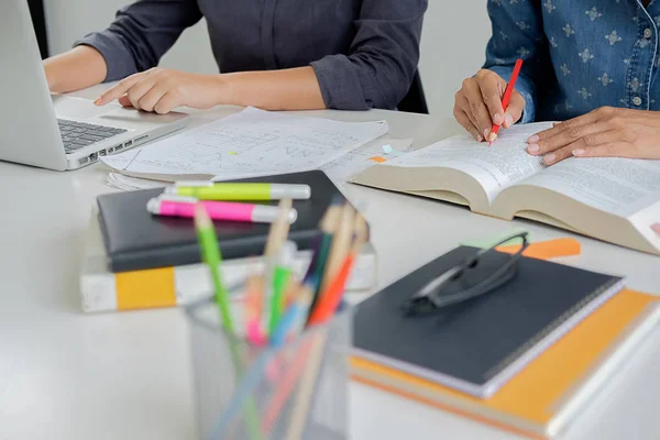 Concept d'éducation. Étudiants étudiant et brainstorming campus co — Photo