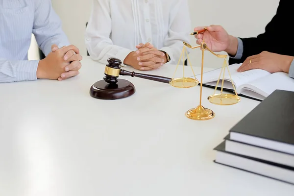 Martelo de juiz com advogados da Justiça que têm reunião de equipe no abeto de lei — Fotografia de Stock