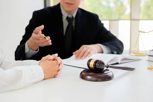 Richter schwadronieren mit Justizwacheanwälten bei Team-Meeting in der Anwaltstanne — Stockfoto