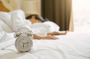 Çalar saat ayakta başucundaki zaten erken mor basamak vardır