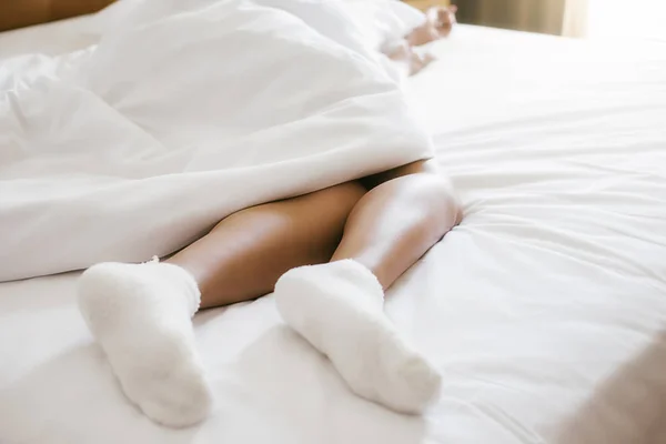 Спящая на кровати ленивая женщина с утренним светом — стоковое фото