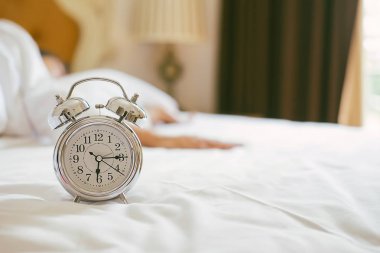 Çalar saat ayakta başucundaki zaten erken mor basamak vardır