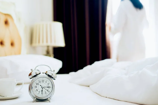 Wecker auf Nachttisch hat schon früh geklingelt — Stockfoto