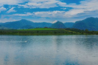 Yaz dağları yeşil çimenler ve mavi gökyüzü manzarası