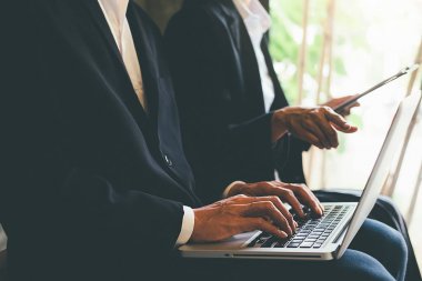 İç Gelir İdaresi 'nin belgeyi kontrol etmede kaydettiği ilerlemeyi gösteren mali rakamları analiz eden bir iş danışmanı. Denetim kavramı