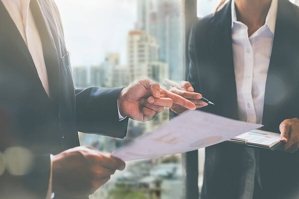 Бизнес-консультант, анализирующий финансовые показатели, обозначающие прогноз
