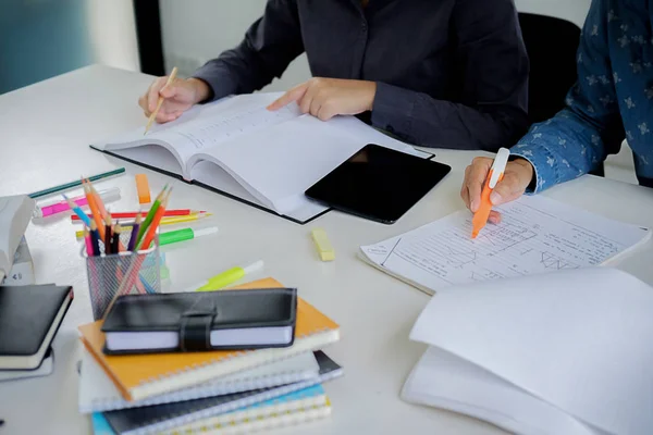 Concepto educativo. Estudiantes que estudian y lluvia de ideas campus co —  Fotos de Stock