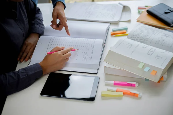 Onderwijs concept. Studenten studeren en brainstormen campus co — Stockfoto