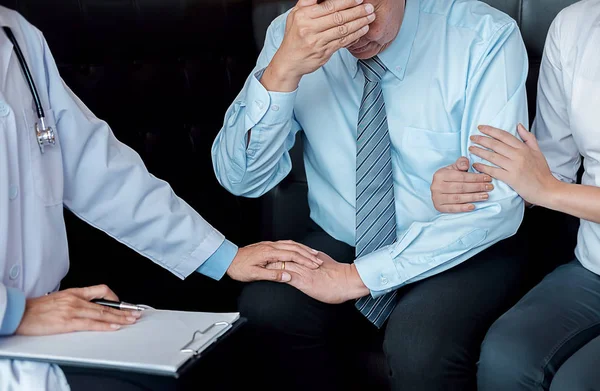 Paciente escuchando atentamente a un médico masculino explicando — Foto de Stock