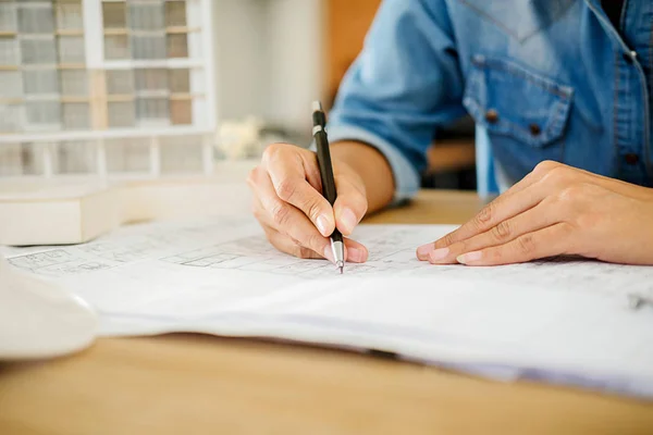 Arquitecto o Ingeniero de Diseño trabajando en el proyecto, Construcción c — Foto de Stock