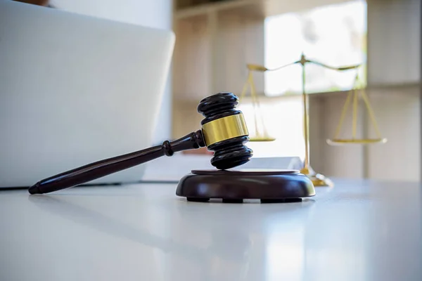 Richter feilschen mit Justizwacheanwälten bei Teamsitzung in Kanzlei — Stockfoto