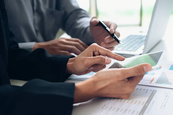 Affari che lavorano in ufficio con laptop, smartphone e documenti — Foto Stock