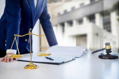 Adalet avukat hukuk firmasında takım toplantısı ile tokmak yargıç