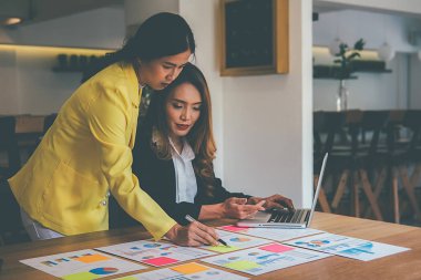 İş kavramı. Grafikler ve grafiği tartışırken iş adamları