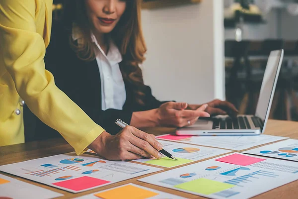 Conceito de negócio. Empresários discutindo os gráficos e grap — Fotografia de Stock