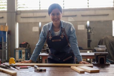 Marangoz marangozluk dükkanda ahşap işleme makineleri üzerinde çalışıyor. WOM