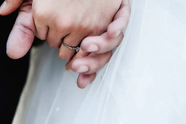 Sevgililer Kavramı Yeni Evliler Ele Tutuşarak Düğün Çifti Ellerimi — Stok fotoğraf