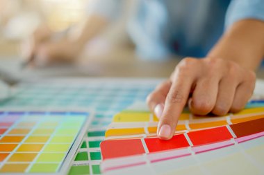 Grafik tasarım ve renk renk örnekleri ve bir masa üzerine kalem. Architectu