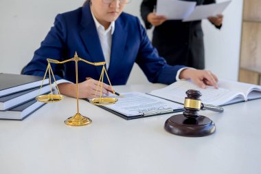 Adalet avukat hukuk firmasında takım toplantısı ile tokmak yargıç