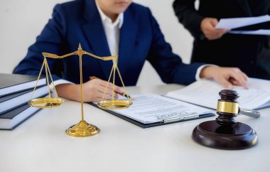 Adalet avukat hukuk firmasında takım toplantısı ile tokmak yargıç