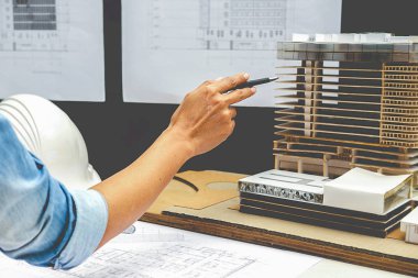 Mimar mühendis tasarım kavramı planlama planı üzerinde çalışma.