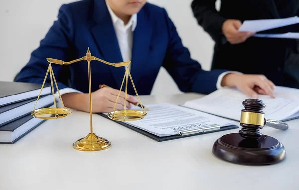 Juiz martelo com advogados da Justiça tendo reunião de equipe em escritório de advocacia — Fotografia de Stock