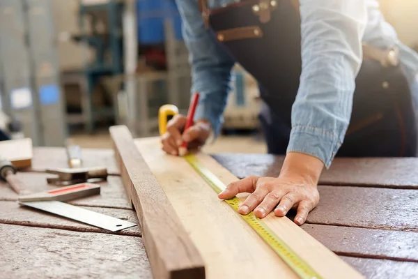 Tischler, der in der Tischlerei an Holzbearbeitungsmaschinen arbeitet. wom — Stockfoto