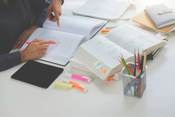 Concepto educativo. Estudiantes que estudian y lluvia de ideas campus co —  Fotos de Stock